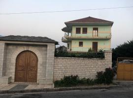 Villa Orhan Lazarat，位于吉诺卡斯特的酒店