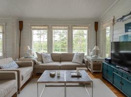 Villa Mats - Private property with seaside sauna，位于Spikis的酒店
