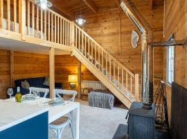 Walliswood Lodge - Wood Burner, Air Con & Wi-fi, Rural Retreat，位于Ewhurst的木屋