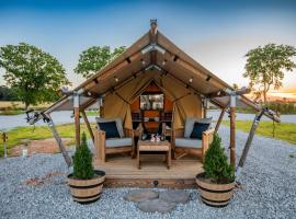 Roaring River Luxury Adventure Tent #13，位于Cassville的酒店