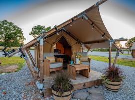 Roaring River Luxury Adventure Tent #14，位于Cassville的酒店