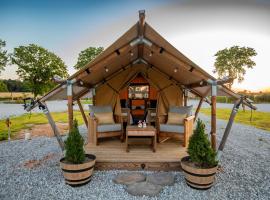 Roaring River Luxury Adventure Tent #15，位于Cassville的豪华帐篷营地