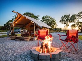 Roaring River Luxury Adventure Tent #16，位于Cassville的酒店