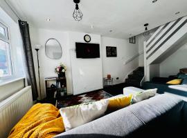 Cozy 2 bed house oldham 10 miles to Manchester City centre，位于奥尔德姆的酒店