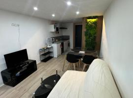 Charmante maison de village，位于Bram的酒店