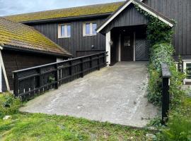 Myrbø Gård Summer Apartment For Rent, Close To The Atlantic Ocean Road，位于Askvåg的酒店