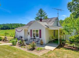 Family Fancy Gap Cottage with Deck - Pets Welcome!，位于Fancy Gap的酒店