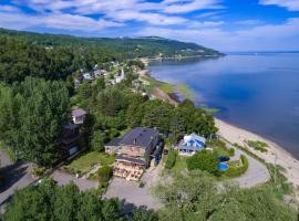 Auberge de la rive de Charlevoix - Auberge de jeunesse familiale pour voyageurs de tous âges，位于Saint-Joseph-de-la-Rive的旅馆