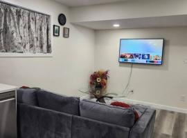 Modern 2 Bedroom Basement Suite Chappelle Edmonton，位于埃德蒙顿的酒店