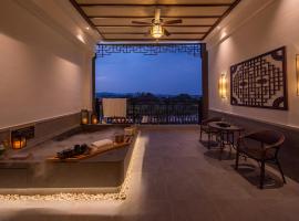 梅州市玖崇湖凤颐温泉酒店，位于Yenan的酒店