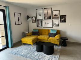 Suites Miramar14，位于恩塞纳达港的带停车场的酒店