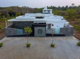 S R Pool Suites