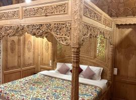 Wangnoo paradise luxury houseboat，位于Nagīn Bāgh的酒店