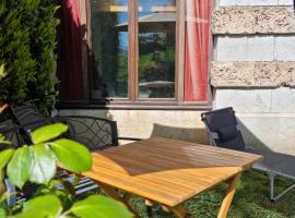 Château d'Uriage - Duplex avec terrasse privative，位于Saint-Martin-dʼUriage的酒店
