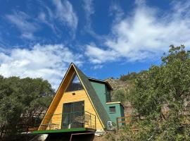 Mountain Wooden House by the River - Kids Playground, Campfire，位于Arakapas的度假屋