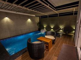 S R Luxury Stays，位于迈索尔的酒店