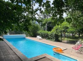 MARGUERITE GAP Jardin Piscine chauffée，位于加普的酒店