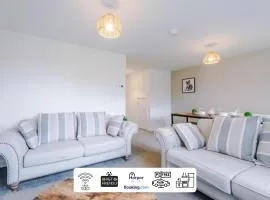 Prime Location 3 storey By Harperletting Short Lets & Serviced Accommodation Chester With driveway Long or Short stays