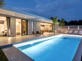 VILLA PETRA PHILIPPOS heated pool optional，位于Khámbatha的酒店