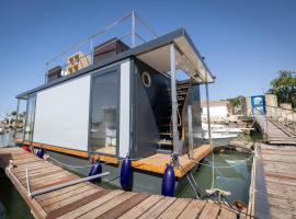 The Boathouse Company - Casa flotante experience - Real Club Náutico, El Puerto de Santa María，位于圣玛丽亚港的船屋