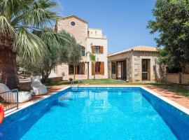 Saridakis Villa, a multi-generational Retreat, By ThinkVilla，位于Roussospítion的酒店