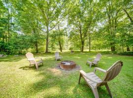 Pet-Friendly Espyville Home with Yard and Fire Pit!，位于Hartstown的酒店