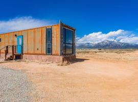 Cozy Shipping Container Home with HotTub and MTN Views，位于El Prado的酒店