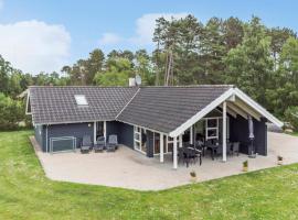 Awesome Home In Rødby With Sauna，位于勒兹比的带按摩浴缸的酒店
