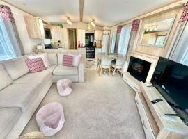 252 Wilksworth Caravan Park - Two Bedroom - Pool Access，位于温伯恩大教堂的度假园