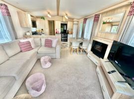 252 Wilksworth Caravan Park - Two Bedroom - Pool Access，位于温伯恩大教堂的酒店