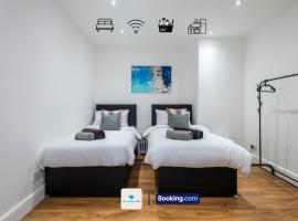 Serviced Accommodation London,4 Bed House,Sleeps 7 on 4 or 7 Beds,4 Car Driveway,WiFi,The London Stay Short Let Heathrow,Long Term Stays Welcome，位于豪士罗的酒店