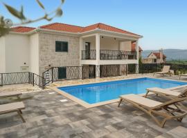 Lovely Home In Runovic With Wifi，位于Runović的酒店