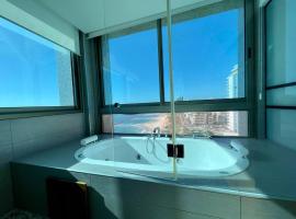 C Tower Premium Apartments, Panoramic Sea View，位于内坦亚的酒店