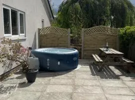 Large New Studio Apartment and Hot Tub - Private Hideaway in the Brecon Beacons