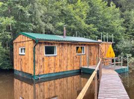 Houseboat U Vodníka，位于Krásná Hora的酒店