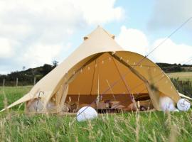 Tylda Tents at Tregonetha Lake - 5m Luxury Bell Tent "Moorhen"，位于大圣科勒姆的酒店