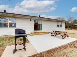 Henderson Home with Patio 1 Mi to Norfork Lake，位于Gamaliel的酒店