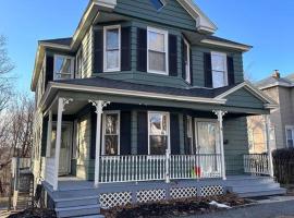 Large 4Bd, 2Bath Victorian Home Near Downtown Worcester，位于伍斯特的酒店