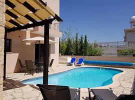 Luxury villa 4 bed Paphos，位于Mesogi的酒店