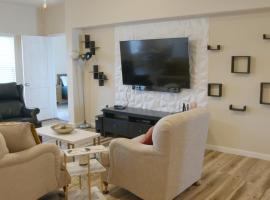 Stylish 3 Bedroom retreat near Downtown and Outlet，位于凯尔的酒店