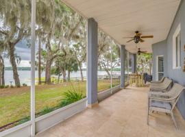 Private Beach at Lakefront Summerfield Getaway!，位于Summerfield的酒店