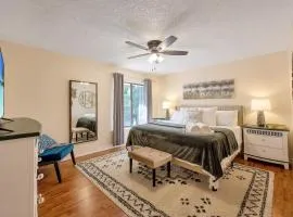 Townhome in PBG, king bed, pergola, BBQ & fire pit