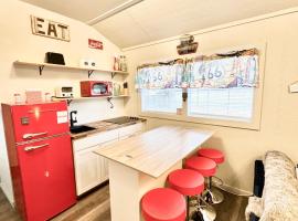 Charming Rt 66 Tiny Cabin-Mins to Main St，位于班德拉的木屋