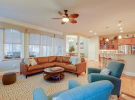 6 Mi to Bethany Beach: Family Home w/ BBQ & Yard，位于欧申维尤的酒店
