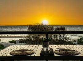 Beach Stayz Semaphore Upstairs Two Bedroom Apartment，位于Port Adelaide的酒店