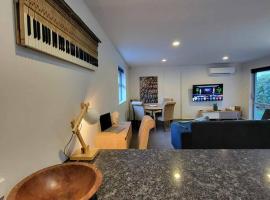 Barefoot Beach House Pegasus NZ，位于Waikuku的酒店