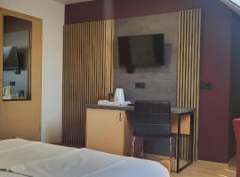 Rooms & Apartments Kepic, AIRPORT accomodation，位于卢布尔雅那约热·普奇尼克机场 - LJU附近的酒店