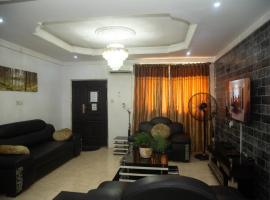 Home Away from Home in Gowon Estate, Ipaja，位于拉各斯的度假屋