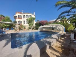Chalet Los Almendros con piscina privada，位于卡尔佩的酒店