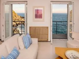 Carattino 12 Idyllic Seafront Retreat